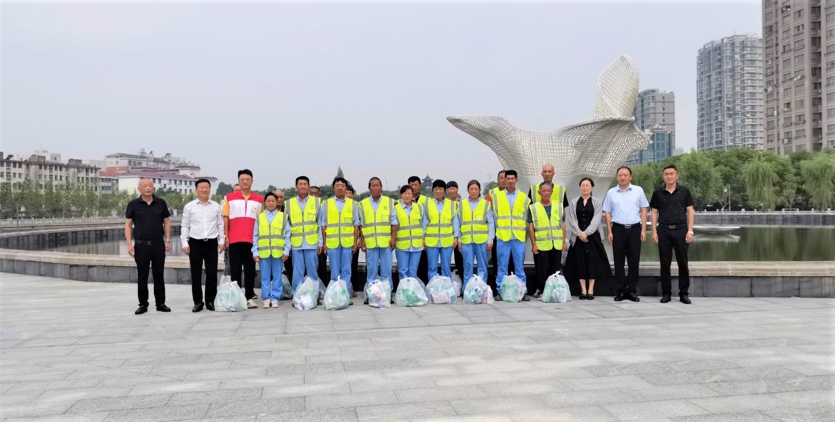 2.如東縣紅十字會、城管局慰問天恒環(huán)衛(wèi)工人