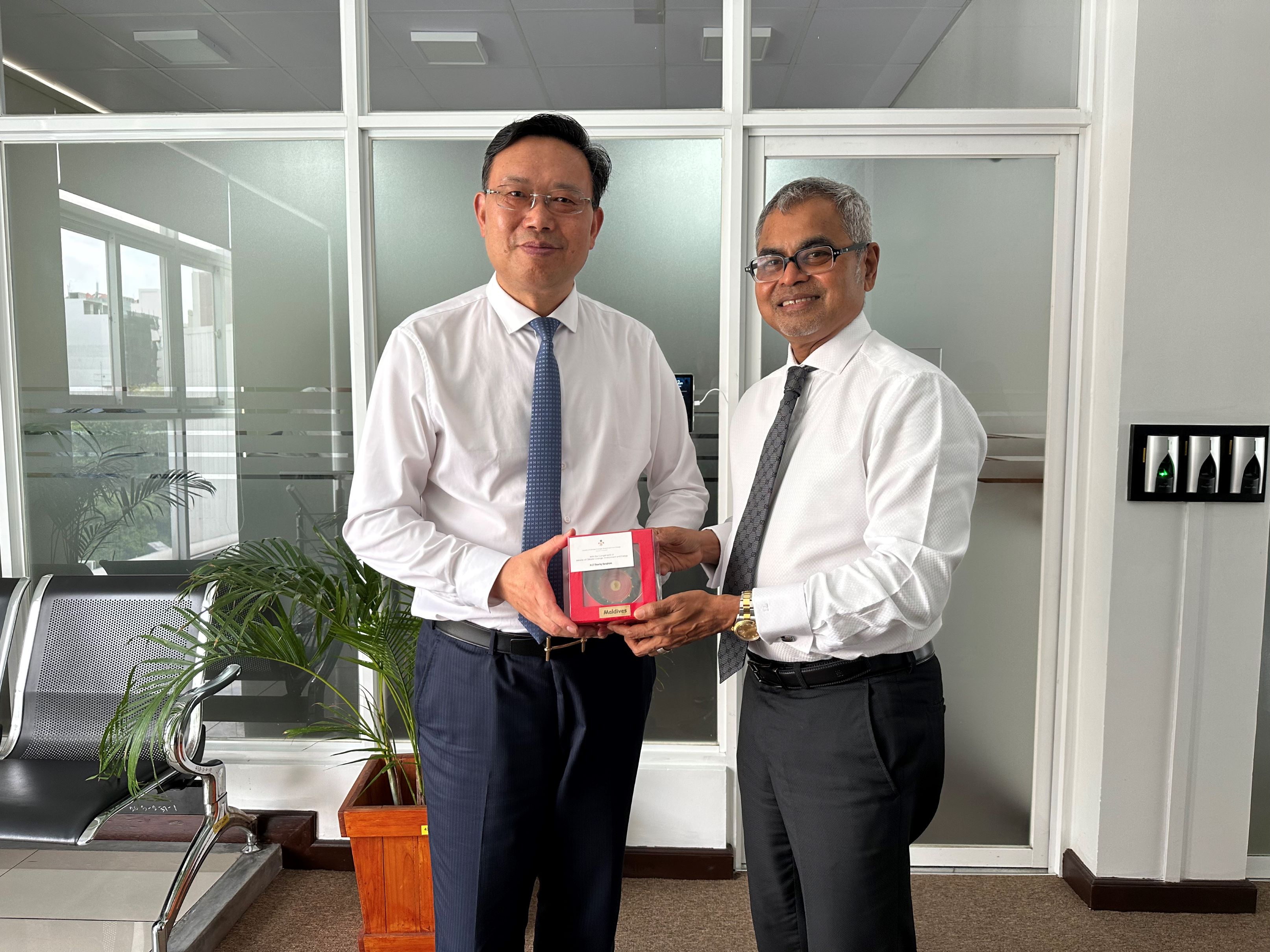 總裁曹德標（左）與環(huán)境部長易卜拉欣（右）-s