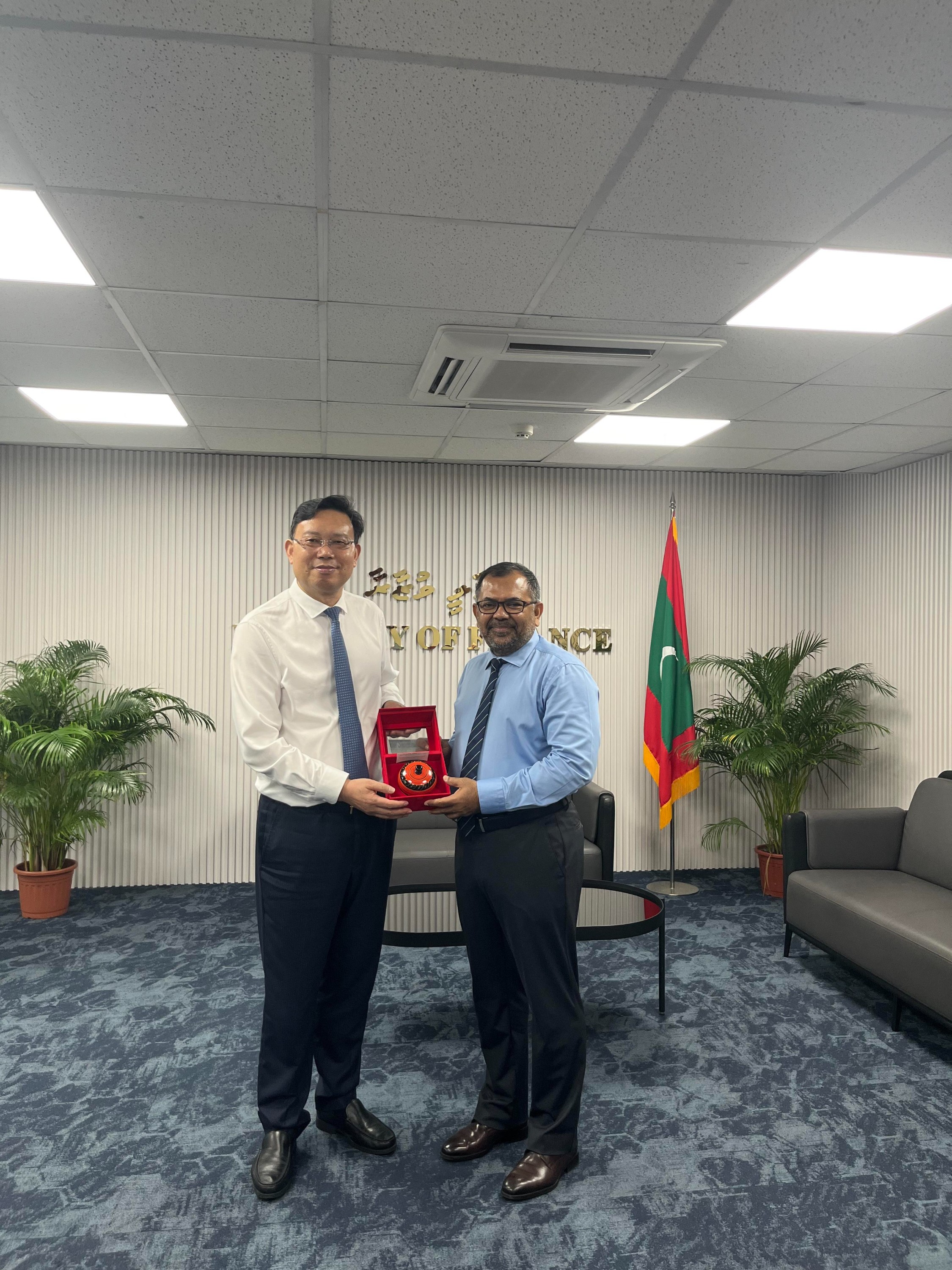 總裁曹德標（左）與財政部長扎米爾（右）