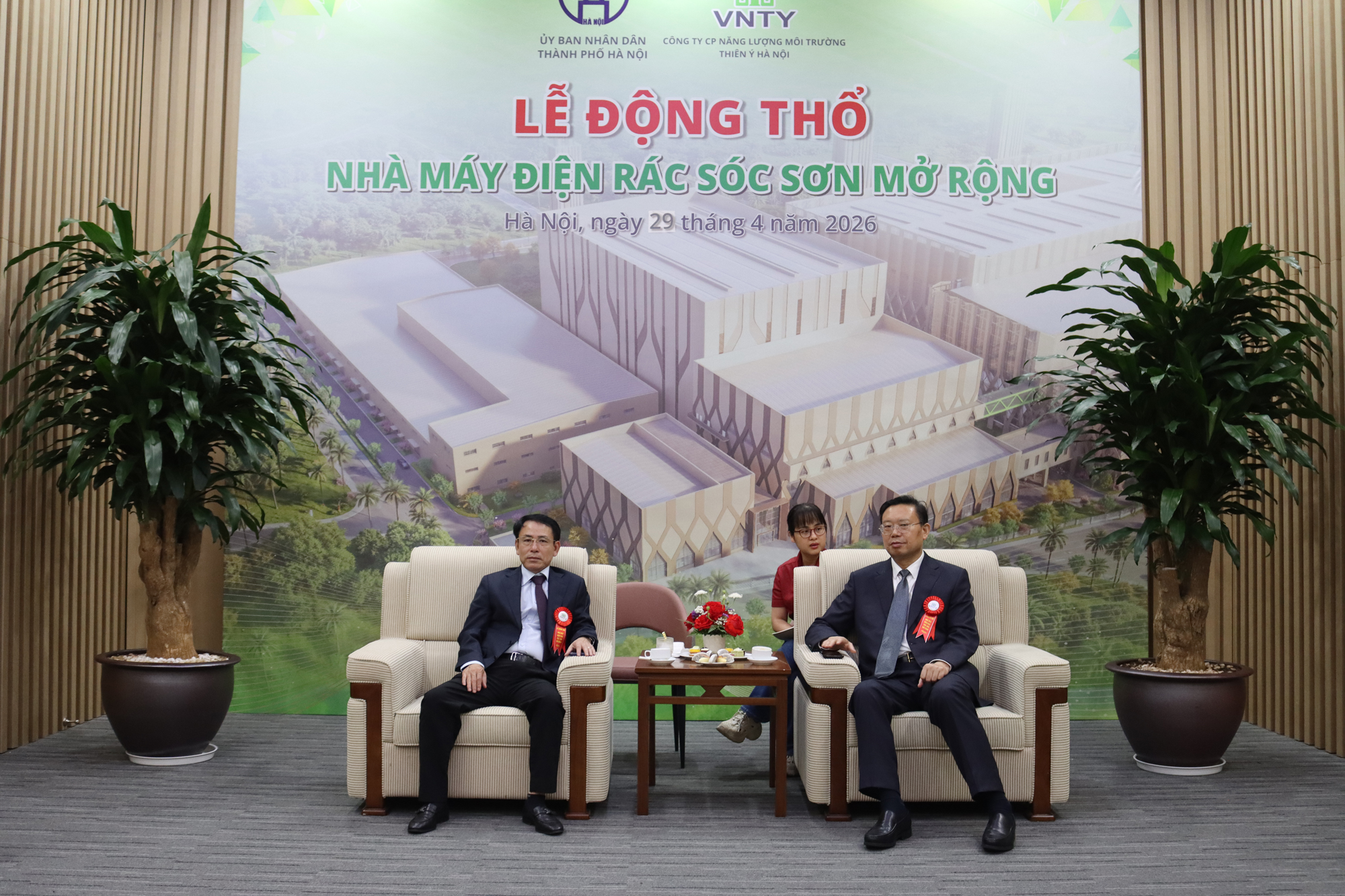 越南黨中央委員、河內(nèi)市委常務(wù)副書(shū)記阮仲東與總裁曹德標(biāo)交流s