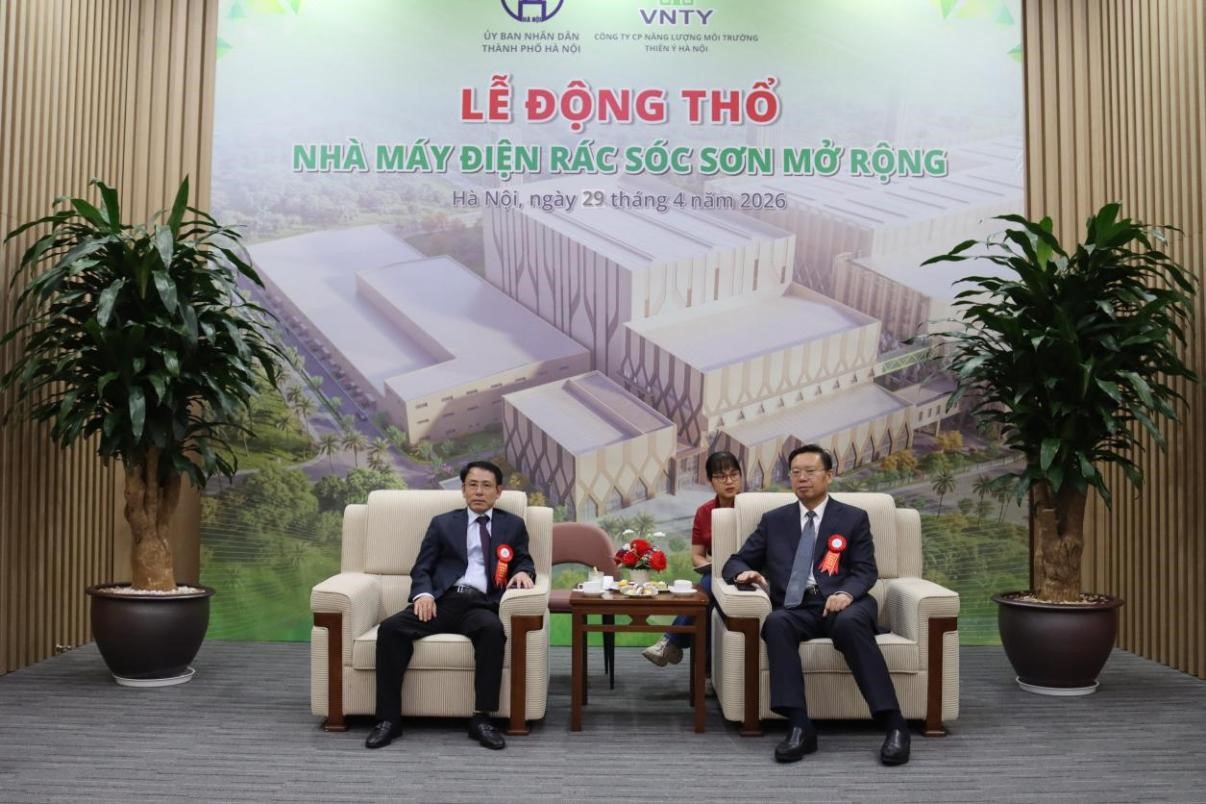 越南黨中央委員、河內(nèi)市委常務(wù)副書記阮仲東與總裁曹德標(biāo)交流